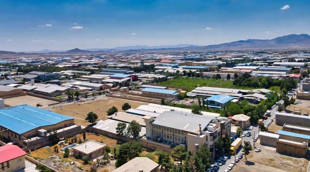 بازدید سرزده وزیر صمت از یک واحد تحقیقاتی در شهرک صنعتی صفادشت