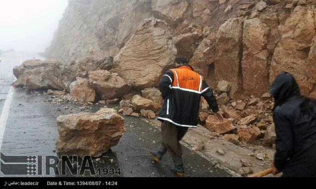 گردنه «تته» در محور پاوه - سروآباد به دلیل ریزش کوه و مه غلیظ مسدود شد