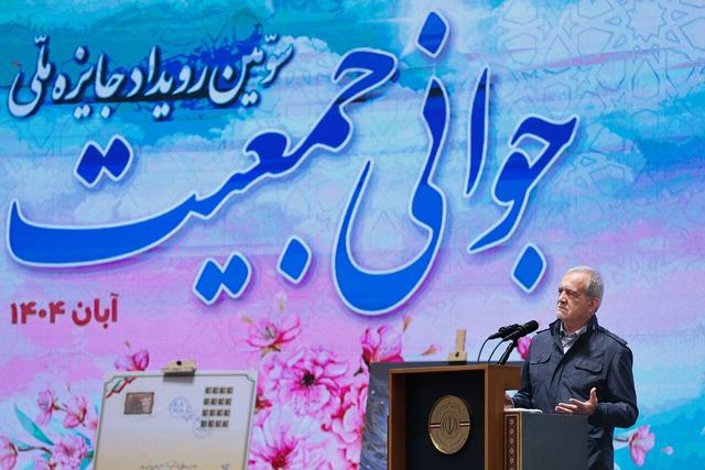 پزشکیان: داشتن زندگی آسان و اثرگذار در گرو کنار گذاشتن تشریفات و تجملات است