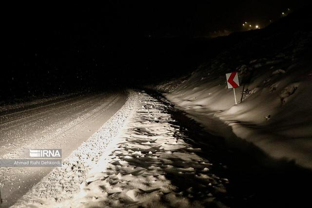 آغاز بارش خفیف برف در گردنه‌های چری و شاه منصوری کوهرنگ / رانندگان با احتیاط تردد کنند