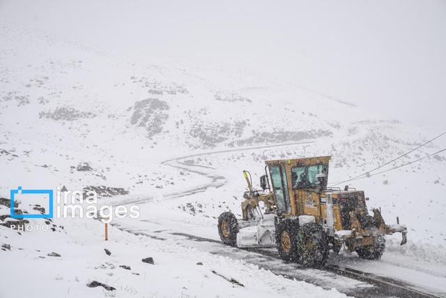 فیلمl برفروبی گردنه «گله بادوش» الیگودرز پس از ورود نخستین موج بارش پاییزی به لرستان