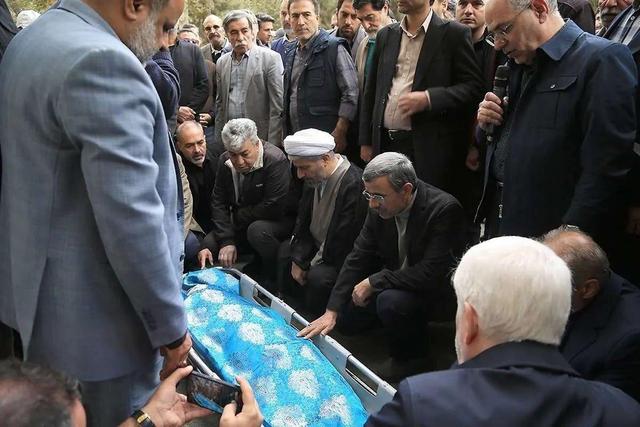 عکس محمود احمدینژاد بالای سر پیکر خواهرش!