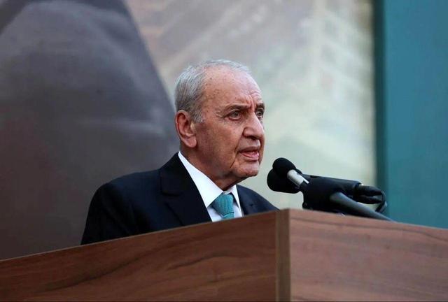 رئیس پارلمان لبنان: حزبالله حق دارد پس از حمله اسرائیل خود را بازسازی کند، اما ادعاها درباره قاچاق سلاح از دریا، خشکی یا هوا کاملاً دروغ است/ طی ۱۱ ماه گذشته، مقاومت حتی یک گلوله شلیک نکرده، ولی تلآویو به یک بند از توافق آتشبس هم پایبند نبوده/ لبنان کشور همه اعراب است، دست ما همیشه به سوی همه برادران عرب دراز بوده