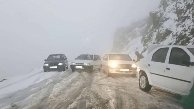 فیلم/ برف گردنه "تهته" پاوه را مسدود کرد