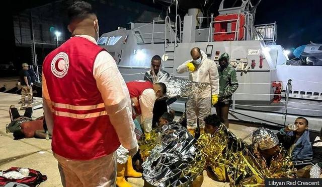 واژگونی ۲ قایق حامل دهها مهاجر در آبهای لیبی