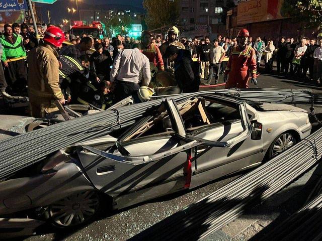 واژگونی کامیون در بلوار کوهسار تهران؛ نجات راننده محبوس شده