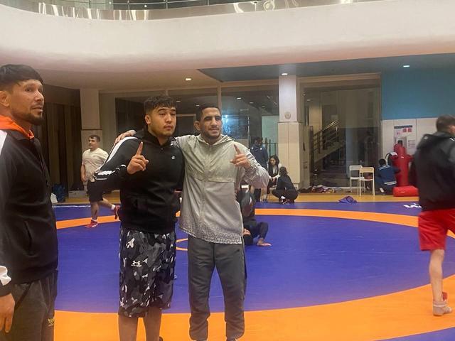 عکس| صف انتظار برای عکس با دو ستاره کشتی ایران در ریاض!