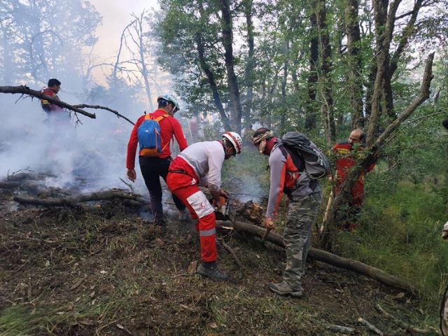 استقرار بالگردهای اطفای حریق در الیت مرزنآباد؛ عملیات مهار ادامه دارد