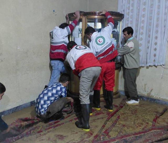 امدادرسانی هلالاحمر آبدانان به منازل سیلزده شهرک هزارانی آبدانان