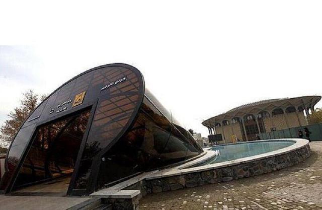 حوض اصلی مجموعه در حریم تئاتر شهر سالم است