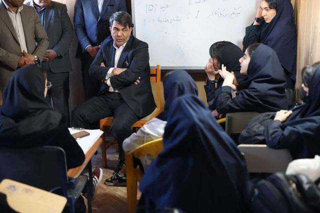 ترسیم نقشه روشن "کرمان برفراز" بر تخته کلاس مدرسه کانکسی فدک