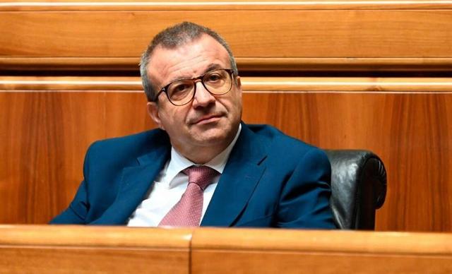 آقای سیاستمدار سکندری خورد و اثر هنری شیشه‌ای را نابود کرد! +ویدیو