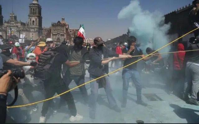 جوانان معترض خیابانی از خجالت پلیس ضد شورش درآمدند! +ویدیو