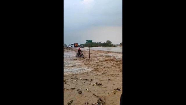 سیل در ایلام؛ ماشینها در جاده گرفتار شدند +ویدیو