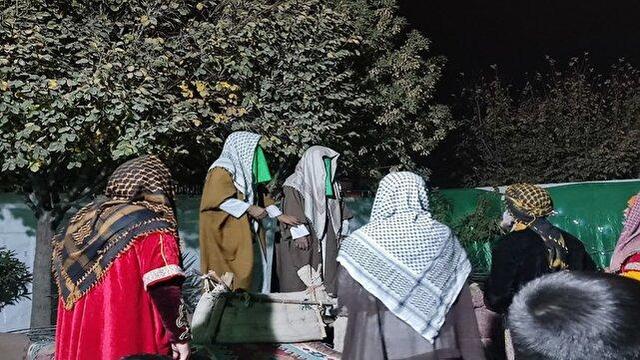 برگزاری مراسم چهارمین سوگواره و نمایشگاه زیر سایه مادر در محله شهر قائم قم + عکس