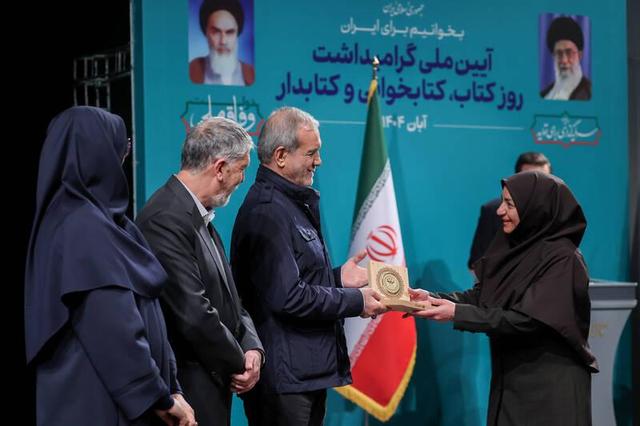 فیلم/ اهدا جایزه ملی "همخوان" به برگزیدگان توسط رئیس‌جمهور