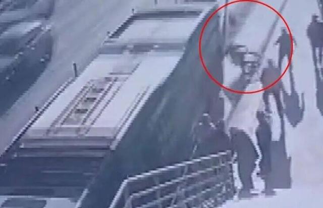 فیلم/ لحظه سقوط مرگبار یک مرد با ویلچر زیر چرخ‌های اتوبوس!