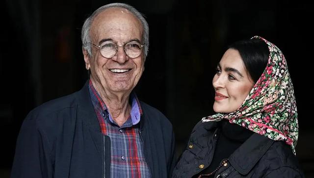 استایل زمستانی «نیلوفر نیکخواه»؛ کت مشکی کاپشنی و روسری طرح‌دار (عکس)