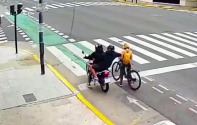 ببینید | لحظه خنثیسازی سرقت تلفن همراه وسط خیابان توسط گردشگر روس