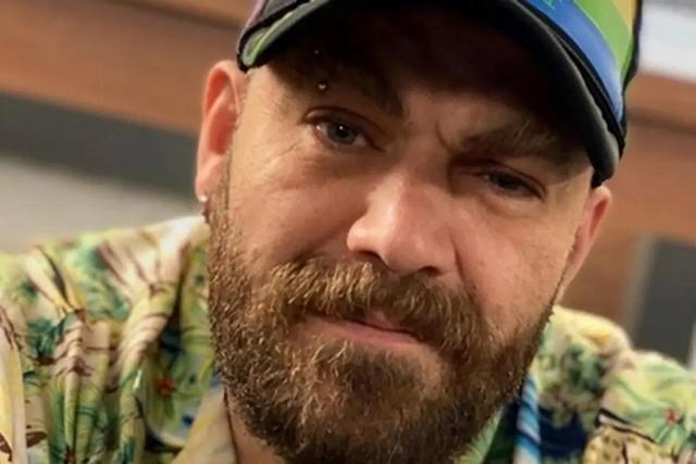 ببینید | تصاویر شوکه‌کننده از ضرب و شتم بی‌رحمانه کارگر رستوران توسط بلاگر ایرانی در استانبول