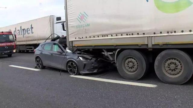 ببینید | لحظه تصادف ترسناک خودروی سواری با تریلی حین لاییکشی غیرمجاز در اتوبان