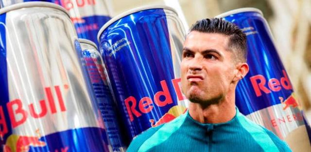 انتشار ویدیویی جنجالی از CR7؛ رونالدو قبل از اخراج چه چیزی نوشید؟