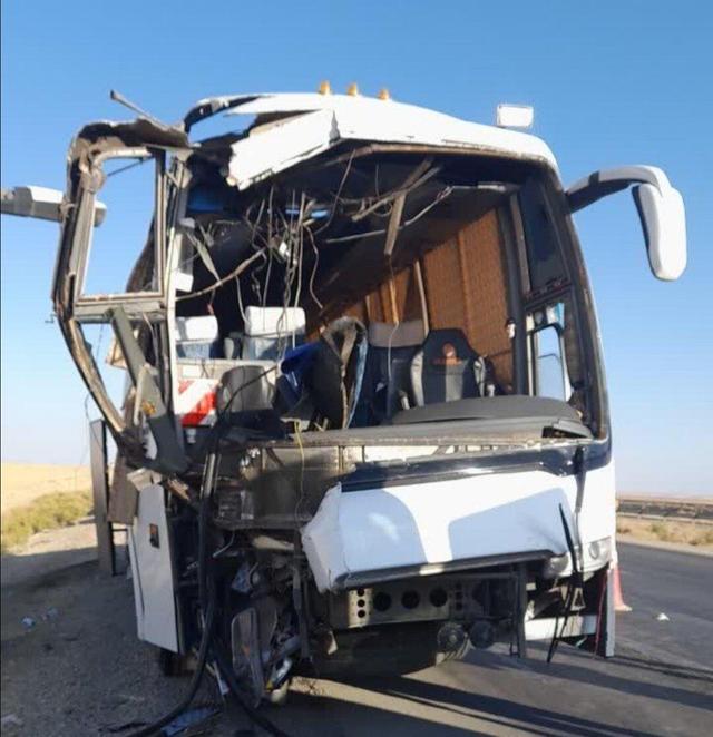خوابآلودگی راننده اتوبوس و تصادف با کامیون، ۱۲ نفر را راهی بیمارستان کرد