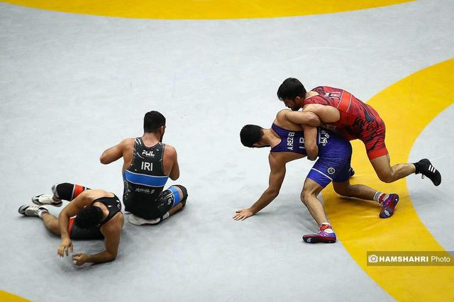 تشکیل صف در عربستان برای گرفتن عکس با دو ستاره کشتی ایران + تصاویر