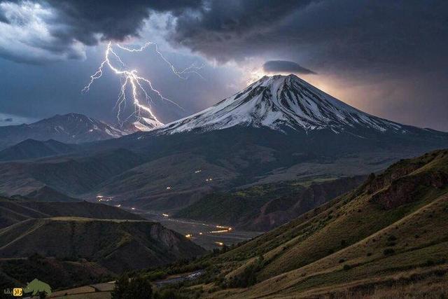 رد نور ستارههای صورت فلکی شکارچی بر فراز دماوند + عکس