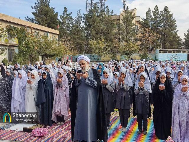 دانشآموزان یک مدرسه در کرمان نماز طلب باران اقامه کردند