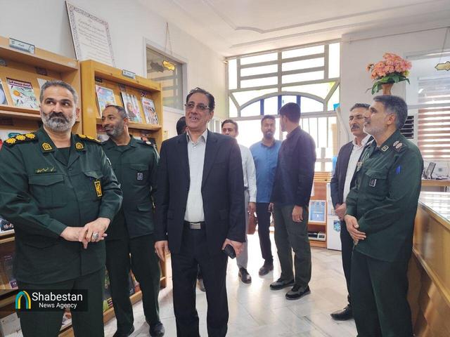 بازدید فرمانده سپاه جیرفت از کتابخانه عمومی شهید مدنی