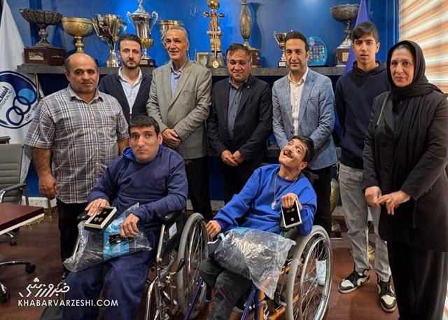 ۲ هوادار متعصب استقلال سورپرایز شدند +عکس