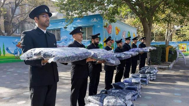 بهنام: پوشاک زمستانی میان دانش‌آموزان مدارس کم‌برخوردار مشهد توزیع شد