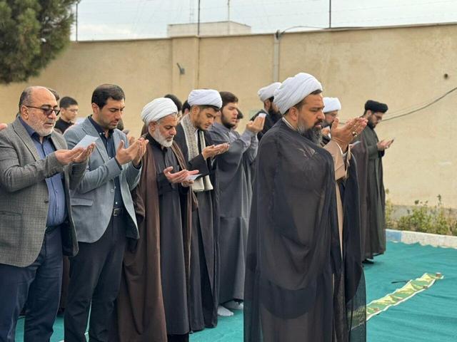 اقامه نماز طلب باران در شهرستان چهارباغ