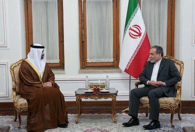 تسلیم رونوشت استوارنامه سفیر جدید امارات به وزیر امور خارجه کشورمان