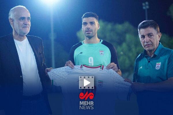 اهدای پیراهن صد به مناسبت ۱۰۰ تایی شدن طارمی