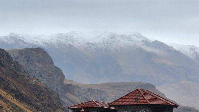 نخستین برف پاییزی ارتفاعات کلاردشت را سفید پوش کرد+فیلم