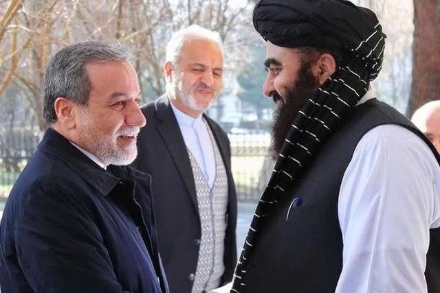 گفتوگوی تلفنی وزرای خارجه ایران و افغانستان/ تبادل نظر درباره روند تعاملات اخیر میان کابل و اسلامآباد