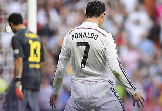 فیلم/ ادای احترام به اسطوره؛ یاد رونالدو در برنابئو بار دیگر زنده شد