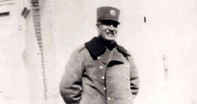 «رضاخان» در حال بازدید از «دژ برازجان بوشهر»؛ دهه ۱۳۱۰(عکس)