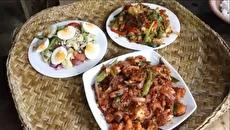 غذای روستایی سریلانکا؛ خوراک مرغ و سالاد با گل کلم تازه (فیلم)