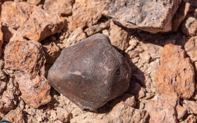 اهدای شهاب‌سنگ نادر به موزه نراق