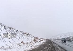 بارش باران و برف در جادههای ۱۰ استان کشور