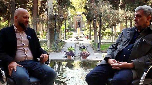 ببینید | غافلگیری جالب وسط مصاحبه حناچی؛ مهمان ناخوانده روی پای مجری خوابید!