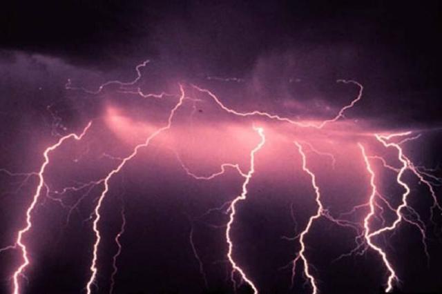 عکس | ثبت لحظه بی‌نظیر صاعقه شدید در تنکابن