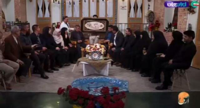 ببینید | ناتوانی مجریان صداوسیما در خواندن «و ان یکاد» از روی تابلو و پاس دادن به همدیگر!