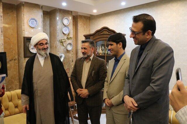 حضور نماینده ولی‌فقیه در استان سمنان و مدیرکل کتابخانه‌های عمومی در منزل نویسنده پیشکسوت استاد فرهنگ شکوهی