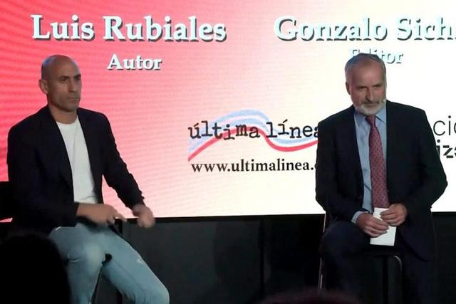 ببینید | حمله تخم‌مرغی به رئیس جنجالی فدراسیون فوتبال اسپانیا؛ مهاجم از اقوام نزدیک بود!