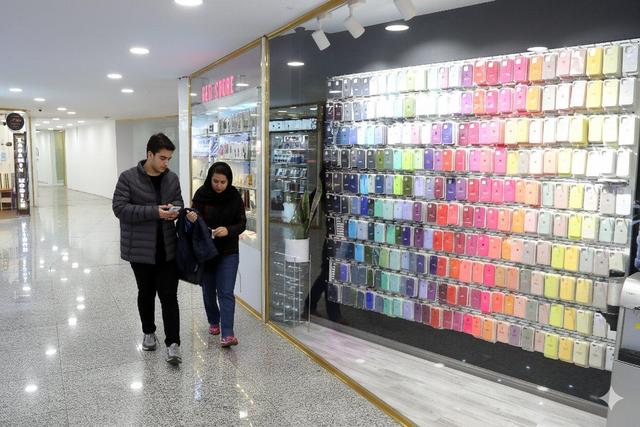 تیغ زنی با لوازم جانبی موبایل | قیمت‌های عجیب‌وغریب لوازم جانبی تلفن همراه که صدای خریداران را در آورده است