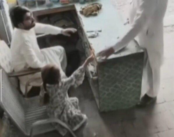 ویدئو پربازدید؛ تعارف آبنبات توسط کودک وجدان دزد را بیدار کرد!